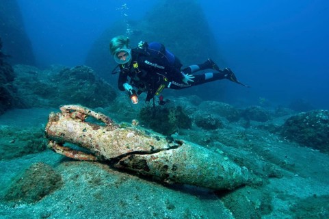 Divers and antique amphora type Dressel 2-4