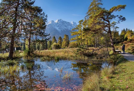 Pond on the Kramerplateauweg with Zugspitze group