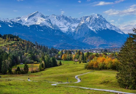 Autumn landscape on the Philosophenweg with Zugspitze group