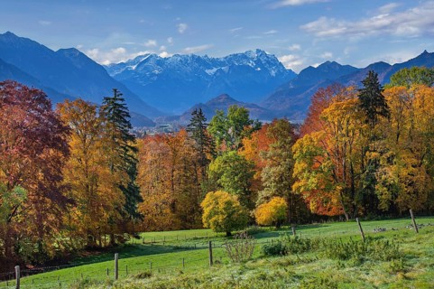 Autumn landscape above the Murnauer moss with Zugspitze group near Hagen