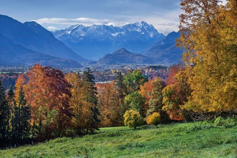 Autumn landscape above the Murnauer moss with Zugspitze group near Hagen
