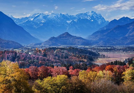 Autumn landscape above the Murnauer moss with Zugspitze group near Hagen