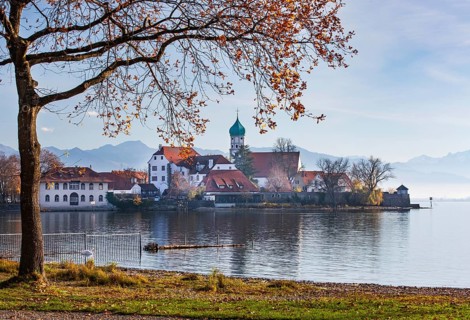 Peninsula with the parish church of St. George in front of the Alps