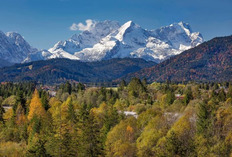 Autumn landscape in the Isar valley with Alpspitze and Zugspitze in the Wetterstein range