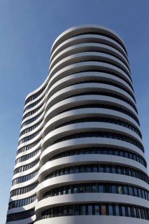 Office tower with curved facade by SOP Architekten