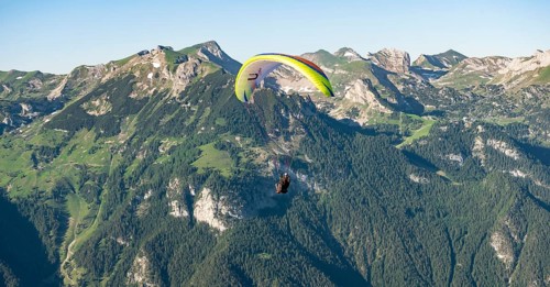 Paraglider in flight in front of the Rofan Mountains