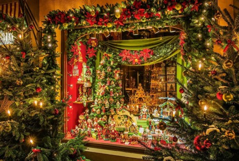 Shop with Christmas decorations in the Herrngasse