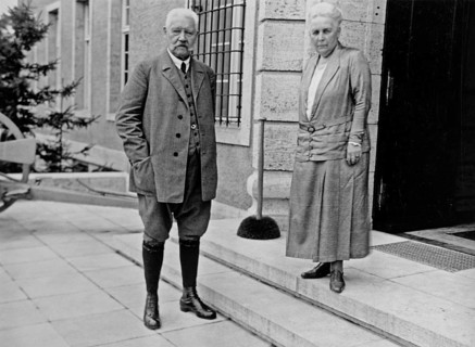 Paul von Hindenburg and a woman in front of Gut Neudeck