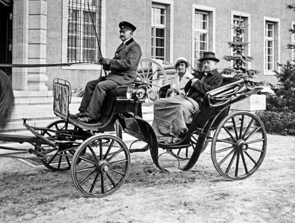 Paul von Hindenburg in a carriage in front of Gut Neudeck