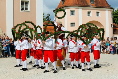 Ulmer Bindertanz in the monastery courtyard in Waiblingen