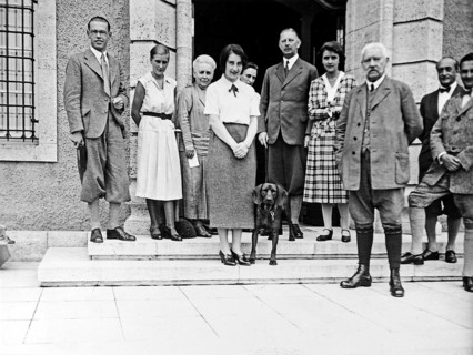 Paul von Hindenburg with his family on the Neudeck estate