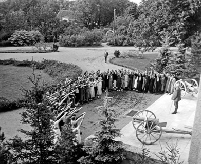 Paul von Hindenburg inspecting school groups