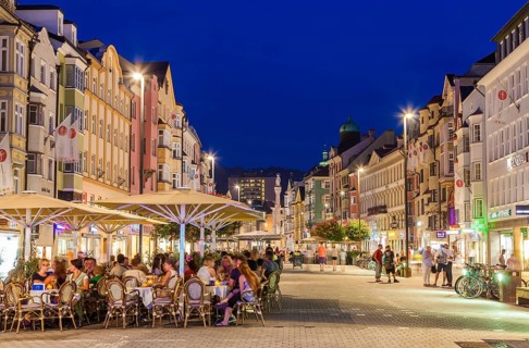 Restaurants and shops in Maria-Theresia-Strasse