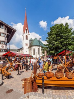 Weekly market on the village square in front of the parish church St. Oswald