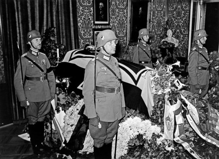 Guard of honour with soldiers at the coffin of Paul von Hindenburg
