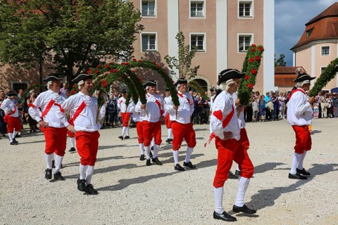 Ulmer Bindertanz in the monastery courtyard in Waiblingen