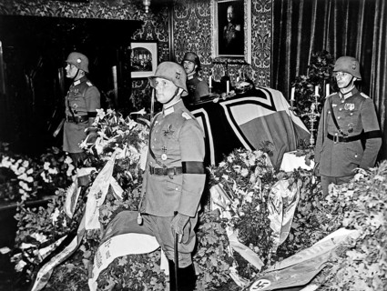 Guard of honour with soldiers at the coffin of Paul von Hindenburg