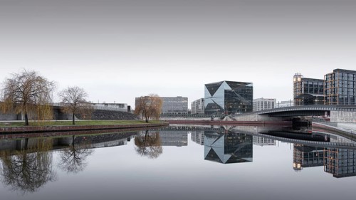 Hugo-Preuss-Bridge in front of the main station with the Cube Berlin building at Washingtonplatz