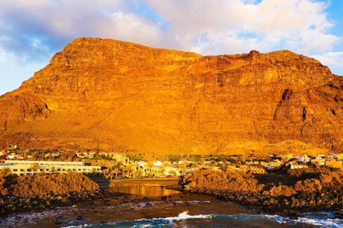 Beach Charco del Conde and La Puntilla in the evening light