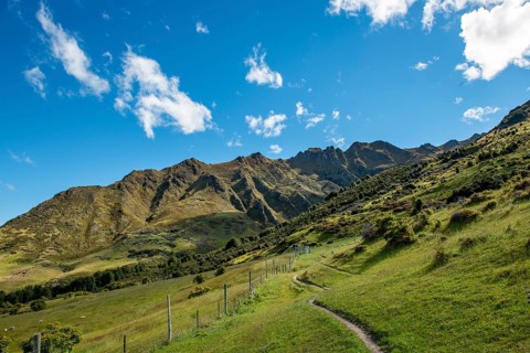 Hiking trail to Isthmus Peak