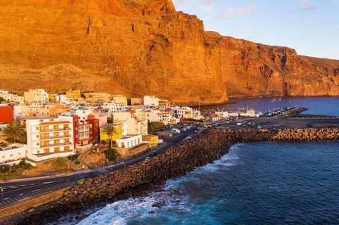 Vueltas with harbour in the evening light