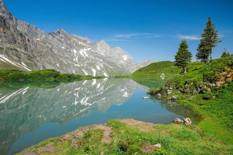 Trueebsee with view of Huetstock and Rotsandnollen
