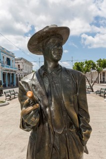 Sculpture of Benny More
