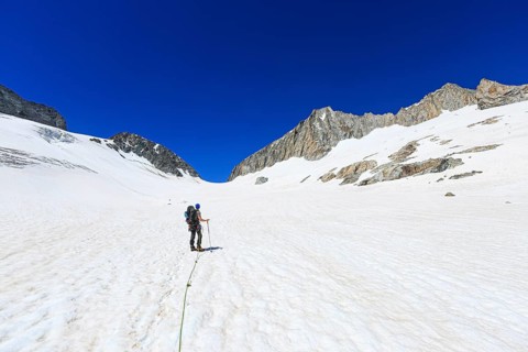 Mountaineers on the Oberaar glacier
