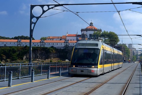 Metro on bridge Ponte de D. Luis I