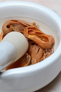 Nutmeg blossoms in grated shell