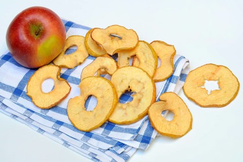 Dried apple slices and apples