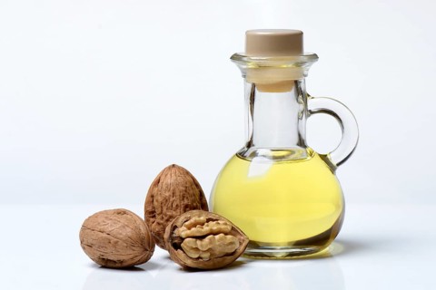 Walnut oil and walnuts