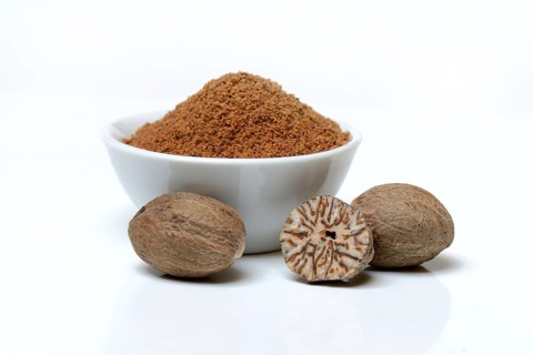 Nutmegs and nutmeg powder in shell