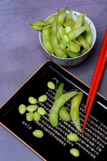 Cooked unripe soya beans in shell