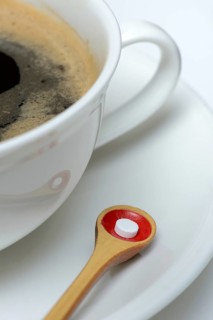 Sweetener tablet and coffee cup