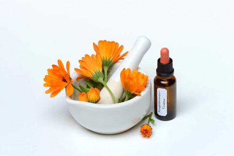 Marigoldstincture and flowers