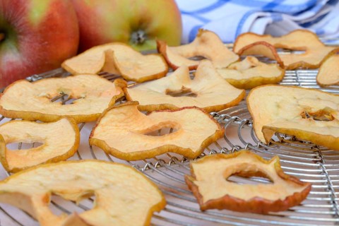 Dried apple slices and apples