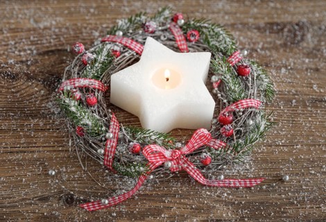 Natural advent decoration with star-shaped candle