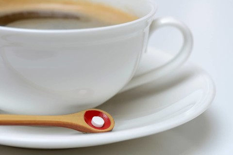 Sweetener tablet and coffee cup
