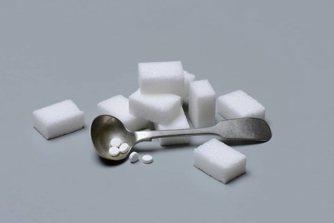 Sweetener tablets and sugar cubes