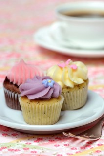 Mini-Cupcakes on plate with coffee cup