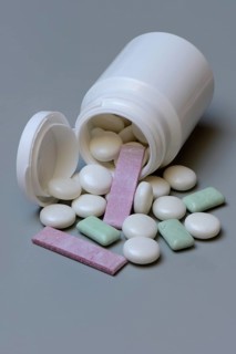 Chewing gum in a tin