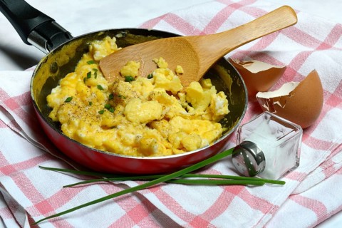 Scrambled eggs in frying pan
