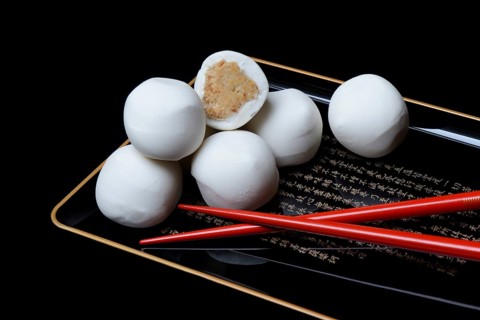 Glutinous rice balls with peanut filling