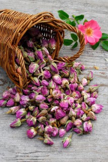 Dried rosebuds in baskets