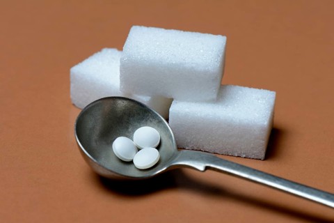 Sugar cubes and sweetener tablets