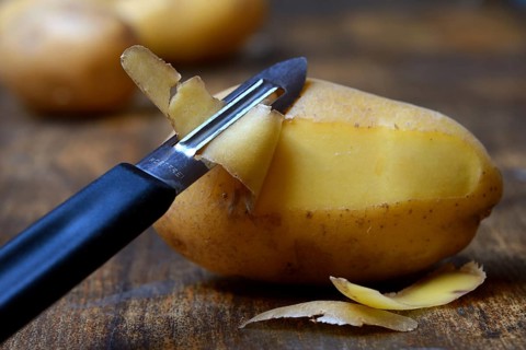 Potato peeling with peeler