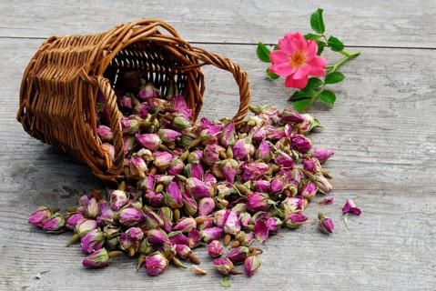 Dried rosebuds in baskets