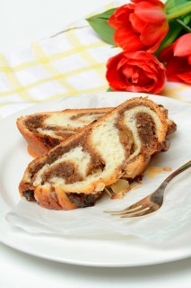 Yeast and nut plait