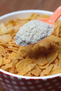 Tigernut flour in spoon and cornflakes in shell